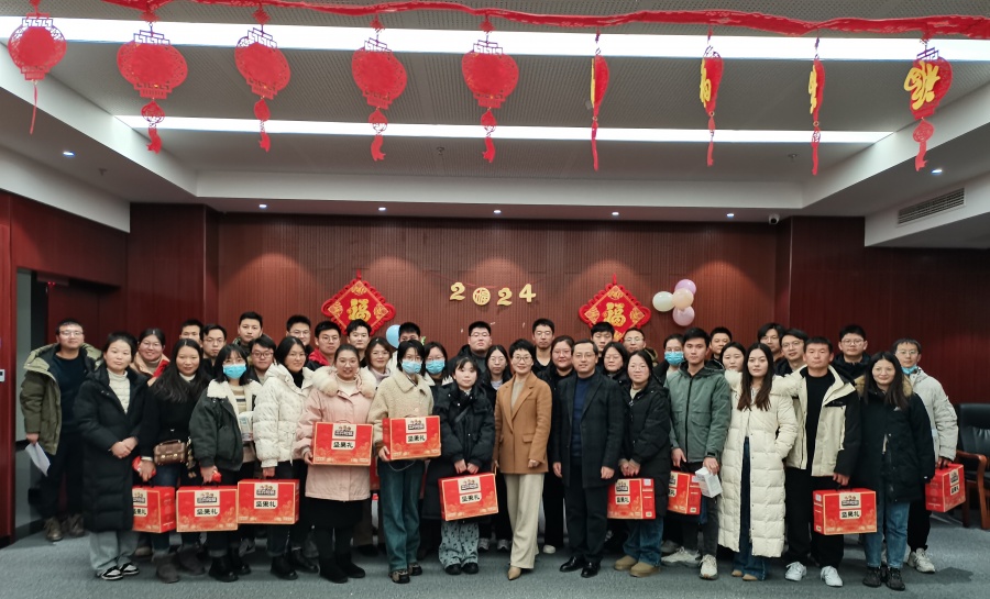 學(xué)校舉行新進教師迎新春活動